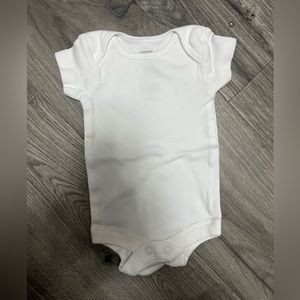 🎁 FREE with baby purchase - baby onesie (preemie) - plain white - NEVER …
